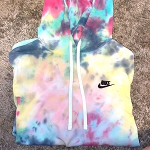 Nike hoodie selling it cause I didn’t really like the tie dye it’s a small